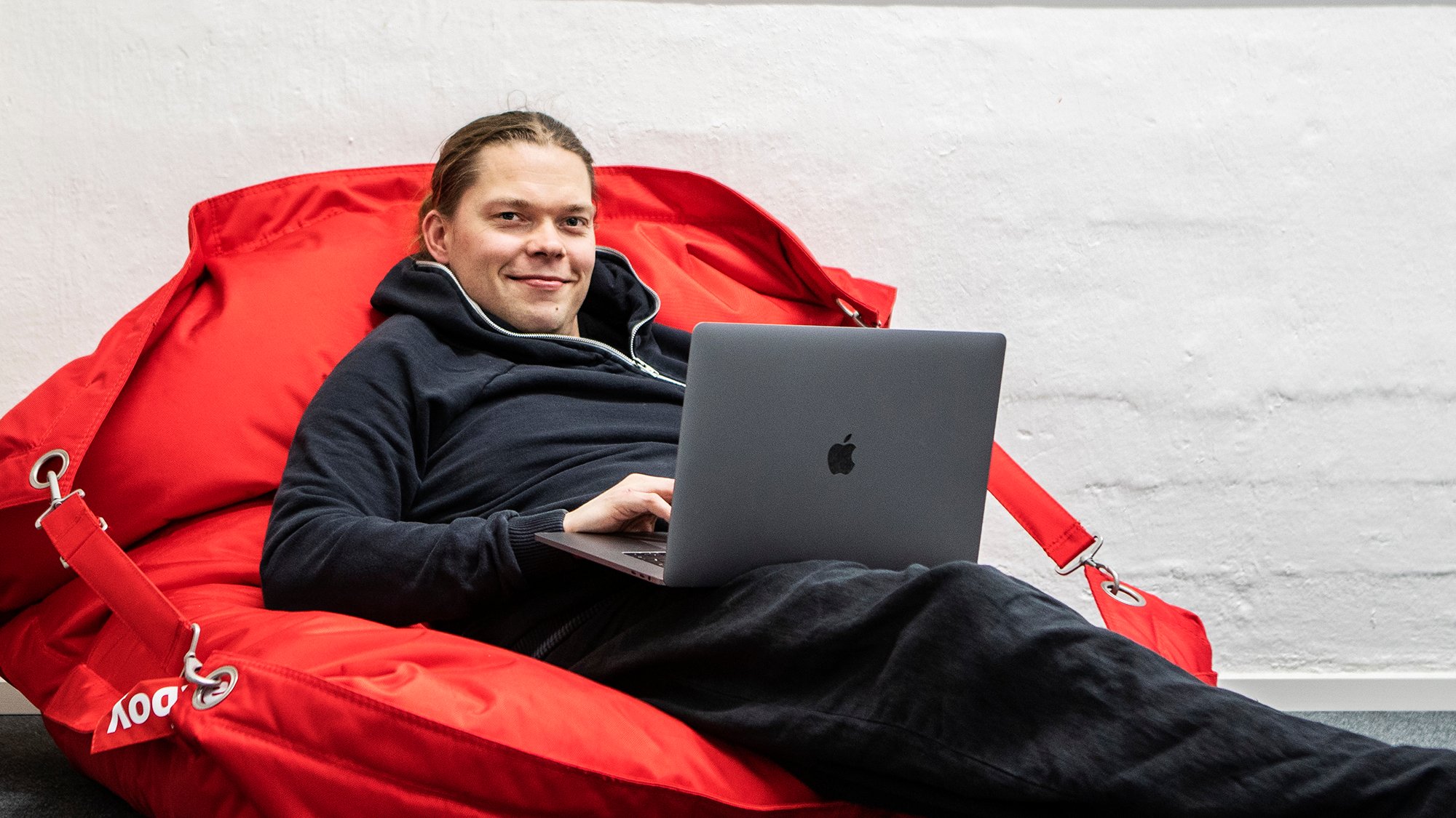 juho_säkkituolissa